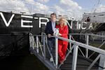 Amsterdam 25 april 2018
Boekpresentatie Erik de Zwart op het oude veronica schip. Erik rijkt het eerste boek uit aan Angela Groothuizen