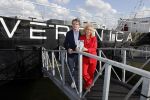 Amsterdam 25 april 2018
Boekpresentatie Erik de Zwart op het oude veronica schip. Erik rijkt het eerste boek uit aan Angela Groothuizen