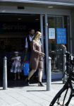 Amsterdam 11 mei 2018 
Fabienne de Vries en haar vriend  en dochter bij de Albert Heyn