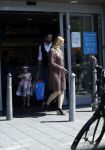 Amsterdam 11 mei 2018 
Fabienne de Vries en haar vriend  en dochter bij de Albert Heyn