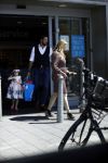 Amsterdam 11 mei 2018 
Fabienne de Vries en haar vriend  en dochter bij de Albert Heyn