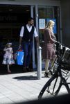 Amsterdam 11 mei 2018 
Fabienne de Vries en haar vriend  en dochter bij de Albert Heyn