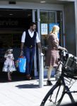 Amsterdam 11 mei 2018 
Fabienne de Vries en haar vriend  en dochter bij de Albert Heyn