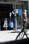 Amsterdam 11 mei 2018 
Fabienne de Vries en haar vriend  en dochter bij de Albert Heyn