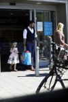 Amsterdam 11 mei 2018 
Fabienne de Vries en haar vriend  en dochter bij de Albert Heyn