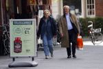 Amsterdam 23 april 2018
Frans Weisglas met zijn vrouw op de beethovenstraat.