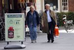 Amsterdam 23 april 2018
Frans Weisglas met zijn vrouw op de beethovenstraat.