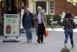 Amsterdam 23 april 2018
Frans Weisglas met zijn vrouw op de beethovenstraat.