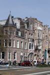 Amsterdam 8 april 2018
Gordon bij zijn koffieshop Blushing . In het pand ernaast heeft Gordon een appartement en begint hij een kleinschalig Hotel