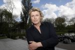 Amsterdam 25 september 2018
Presentatie lâ€™Homo van het blad Linda in Hotel Arena. Linda de Mol reikt het eerste exemplaar uit aan Erwin Olaf Hans v Manen en Hans Klok .