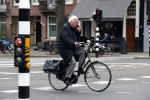 Amsterdam 10 april 2018
Henk Spaan bellend op de fiets in Amsterdam