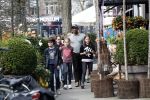 Amsterdam 10 april 2018
Humberto Tan met een aantal kinderen die een fotocursus krijgen.