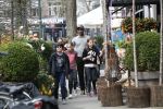 Amsterdam 10 april 2018
Humberto Tan met een aantal kinderen die een fotocursus krijgen.
