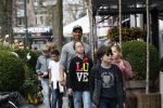 Amsterdam 10 april 2018
Humberto Tan met een aantal kinderen die een fotocursus krijgen.