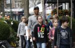 Amsterdam 10 april 2018
Humberto Tan met een aantal kinderen die een fotocursus krijgen.