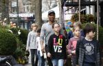 Amsterdam 10 april 2018
Humberto Tan met een aantal kinderen die een fotocursus krijgen.