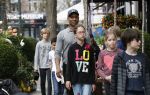 Amsterdam 10 april 2018
Humberto Tan met een aantal kinderen die een fotocursus krijgen.