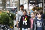 Amsterdam 10 april 2018
Humberto Tan met een aantal kinderen die een fotocursus krijgen.