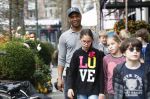 Amsterdam 10 april 2018
Humberto Tan met een aantal kinderen die een fotocursus krijgen.