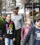 Amsterdam 10 april 2018
Humberto Tan met een aantal kinderen die een fotocursus krijgen.