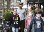Amsterdam 10 april 2018
Humberto Tan met een aantal kinderen die een fotocursus krijgen.