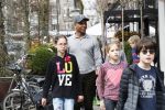 Amsterdam 10 april 2018
Humberto Tan met een aantal kinderen die een fotocursus krijgen.