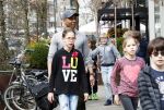 Amsterdam 10 april 2018
Humberto Tan met een aantal kinderen die een fotocursus krijgen.