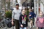 Amsterdam 10 april 2018
Humberto Tan met een aantal kinderen die een fotocursus krijgen.