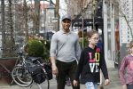 Amsterdam 10 april 2018
Humberto Tan met een aantal kinderen die een fotocursus krijgen.