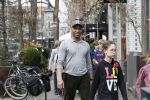Amsterdam 10 april 2018
Humberto Tan met een aantal kinderen die een fotocursus krijgen.