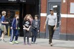 Amsterdam 10 april 2018
Humberto Tan met een aantal kinderen die een fotocursus krijgen.