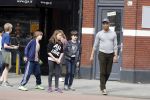 Amsterdam 10 april 2018
Humberto Tan met een aantal kinderen die een fotocursus krijgen.