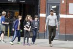 Amsterdam 10 april 2018
Humberto Tan met een aantal kinderen die een fotocursus krijgen.