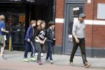 Amsterdam 10 april 2018
Humberto Tan met een aantal kinderen die een fotocursus krijgen.
