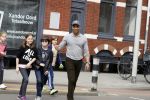 Amsterdam 10 april 2018
Humberto Tan met een aantal kinderen die een fotocursus krijgen.