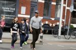 Amsterdam 10 april 2018
Humberto Tan met een aantal kinderen die een fotocursus krijgen.