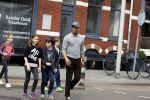 Amsterdam 10 april 2018
Humberto Tan met een aantal kinderen die een fotocursus krijgen.