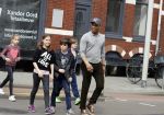 Amsterdam 10 april 2018
Humberto Tan met een aantal kinderen die een fotocursus krijgen.
