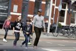 Amsterdam 10 april 2018
Humberto Tan met een aantal kinderen die een fotocursus krijgen.
