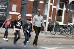 Amsterdam 10 april 2018
Humberto Tan met een aantal kinderen die een fotocursus krijgen.