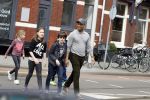Amsterdam 10 april 2018
Humberto Tan met een aantal kinderen die een fotocursus krijgen.