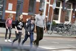 Amsterdam 10 april 2018
Humberto Tan met een aantal kinderen die een fotocursus krijgen.