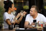 Amsterdam 18 april 2018
Jamai Looman met een vriendin op terras bij v Dam
