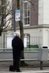 Den Haag 11 april 2018
Oud minister Jan Pronk wacht op de tram in Den Haag