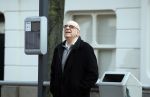 Den Haag 11 april 2018
Oud minister Jan Pronk wacht op de tram in Den Haag