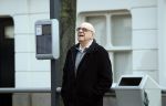 Den Haag 11 april 2018
Oud minister Jan Pronk wacht op de tram in Den Haag