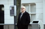 Den Haag 11 april 2018
Oud minister Jan Pronk wacht op de tram in Den Haag