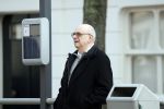 Den Haag 11 april 2018
Oud minister Jan Pronk wacht op de tram in Den Haag