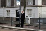 Den Haag 11 april 2018
Oud minister Jan Pronk wacht op de tram in Den Haag