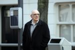 Den Haag 11 april 2018
Oud minister Jan Pronk wacht op de tram in Den Haag